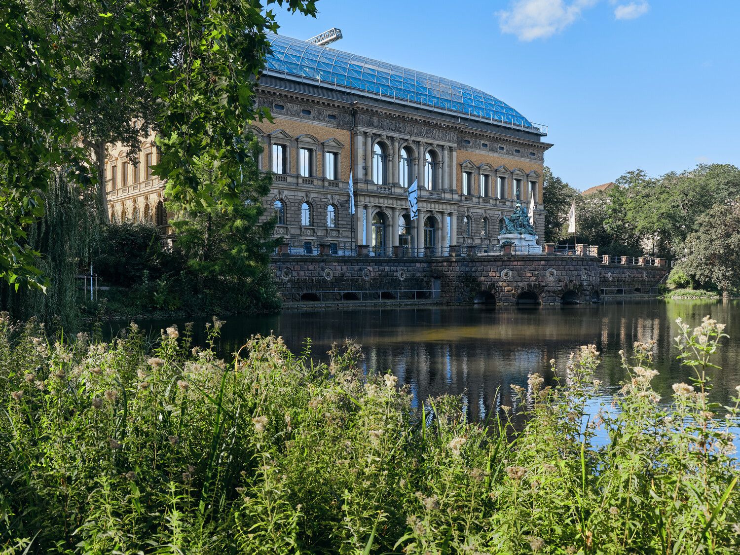 De K21 wordt omringd door het Ständerhauspark met een kleine vijver