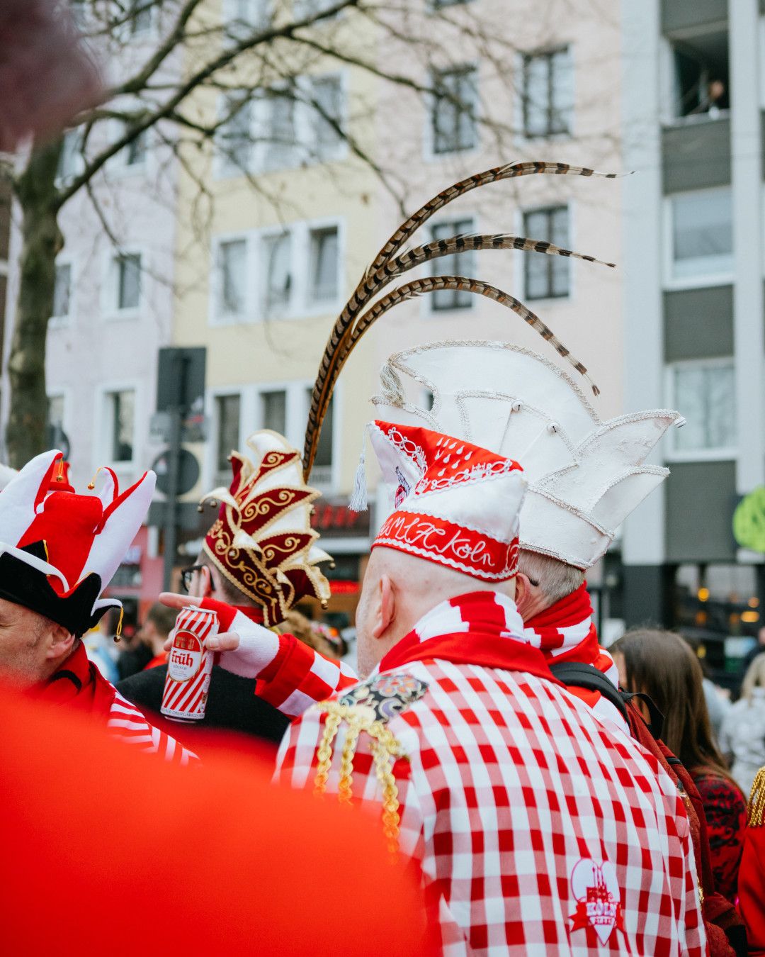 Weiberfastnacht in Keulen op de Heumarkt