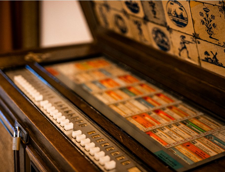 Een jukebox uit de jaren 1960 speelt nog steeds in het Watteler restaurant