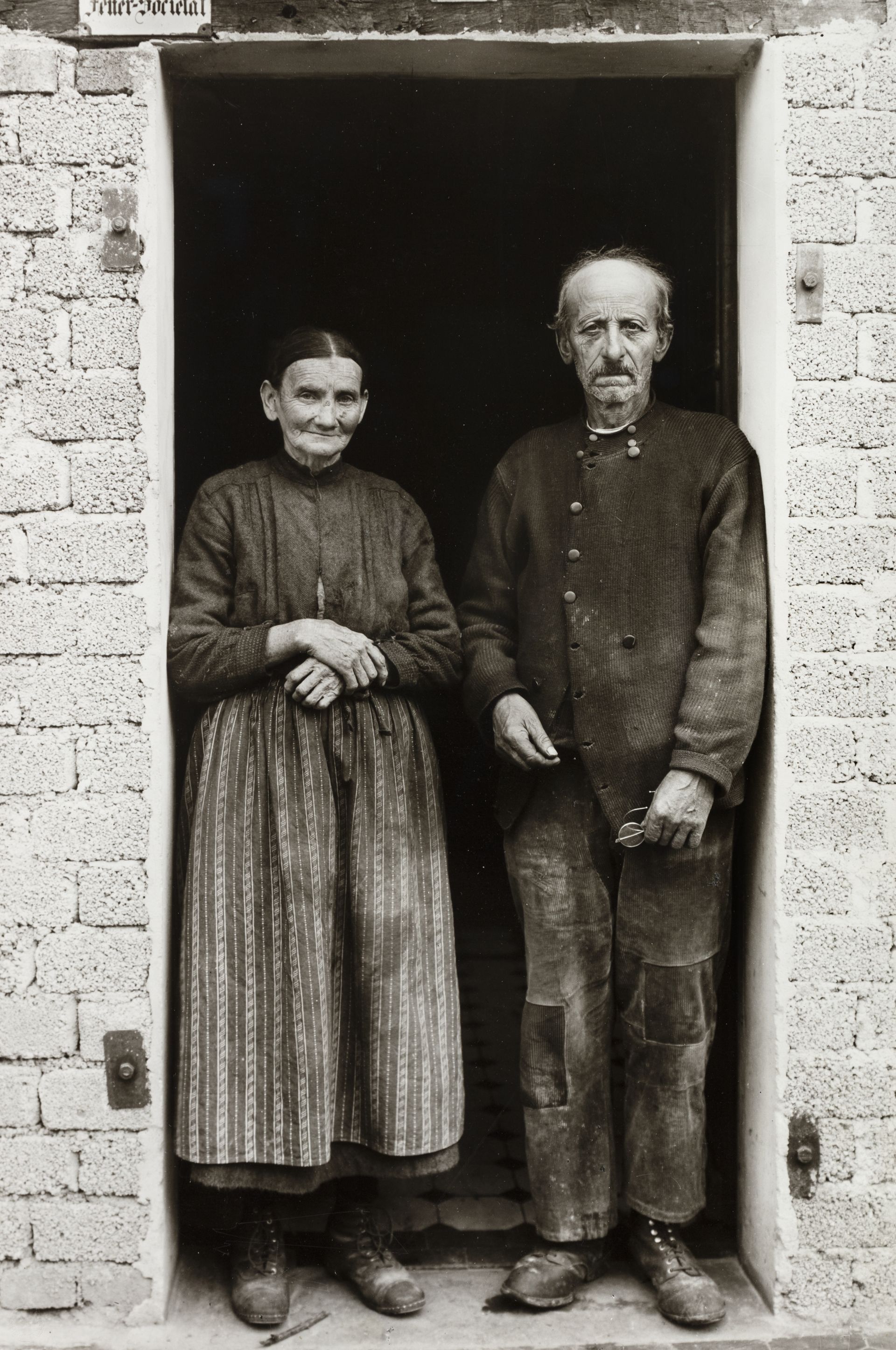 August Sander, Bauernpaar Westerwald, 1932, uit de serie: "Menschen des 20 Jahrhunderts" 1912-1934, prenten 1961-1963, MGKSiegen, Collectie Hedendaagse Kunst