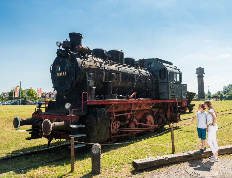 Ontdekkingsreizigers kunnen een stoomlocomotief vinden in de buitenruimte van het museum