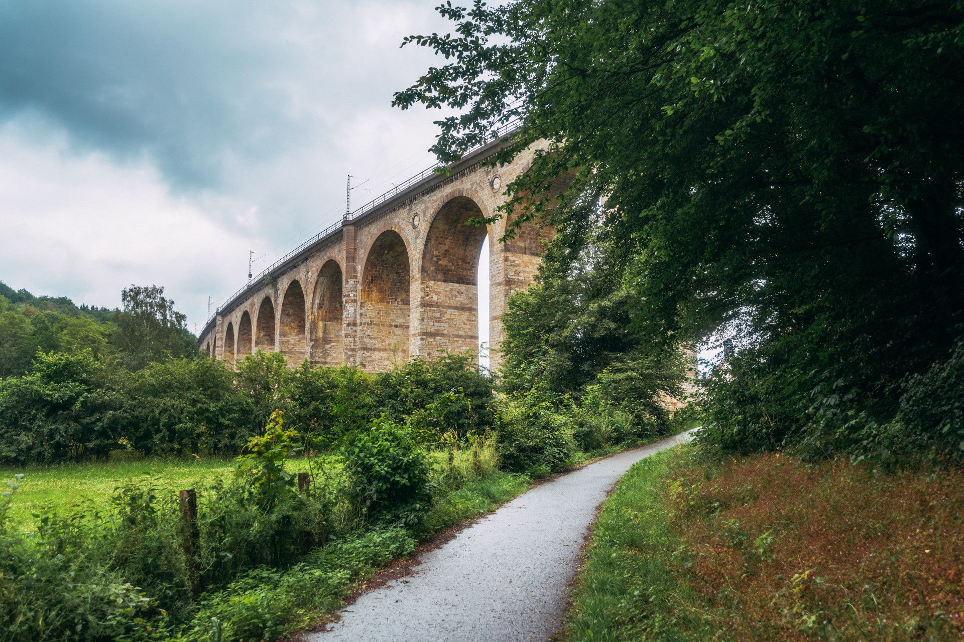 Viaduct met bomen bij Altenbecken