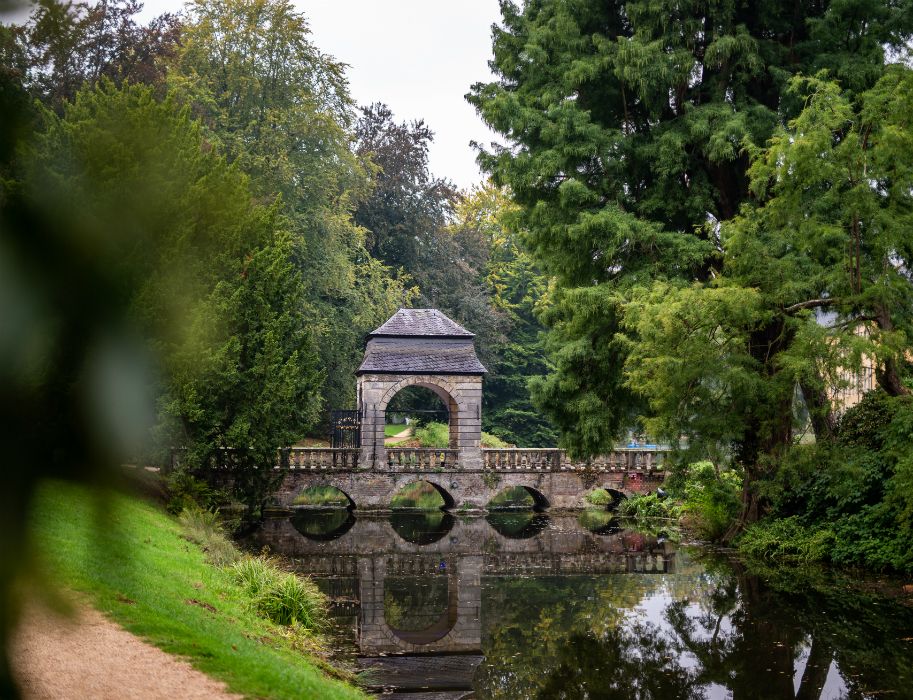 De barokke brug, tegenwoordig ook bekend als de Trouwbrug, is een populair fotomotief in het park van Schloss Dyck