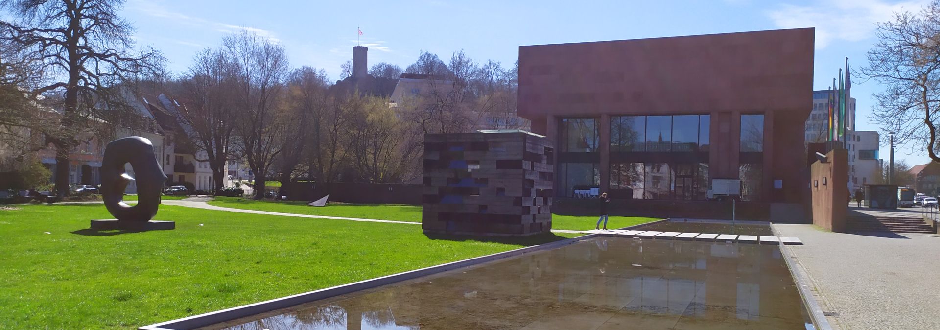 In het beeldenpark van de Kunsthalle Bielefeld kunnen gasten 20 werken in de groene omgeving ontdekken. Kasteel Sparrenburg is al van ver te zien