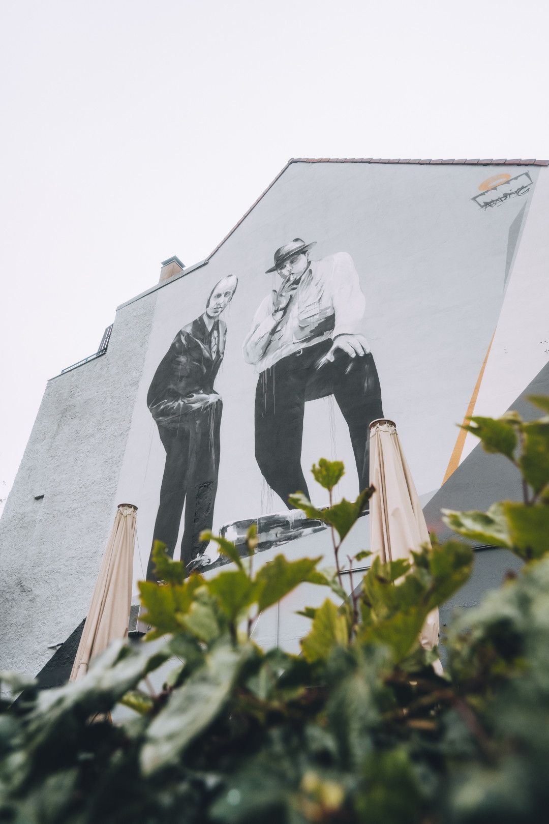 Graffiti zeigt Hans Hollein und Joseph Beuys  in Mönchengladbach