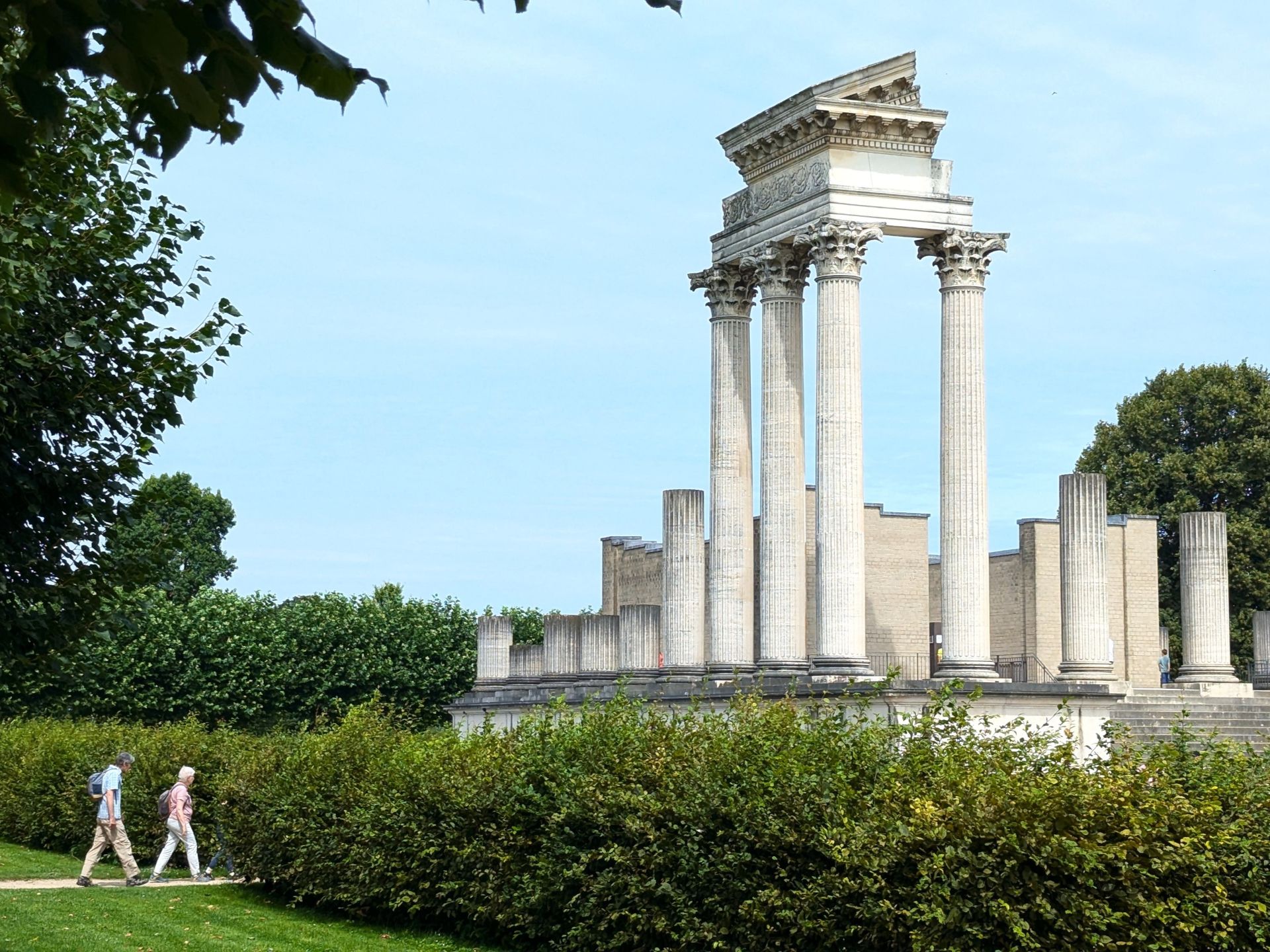 Tourismus NRW e.V., M. Hulisz, Der Hafentempel ist ein originalgetreuer Nachbau des Anziehungspunktes aus der römischen Stadt Colonia Ulpia Traiana. Er steht im LVR-Archäologischen Park Xanten