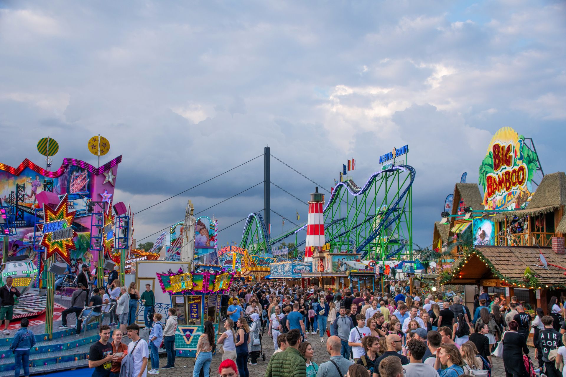 Gasten stuiven over de promenade op de Rijnkermis in Düsseldorf